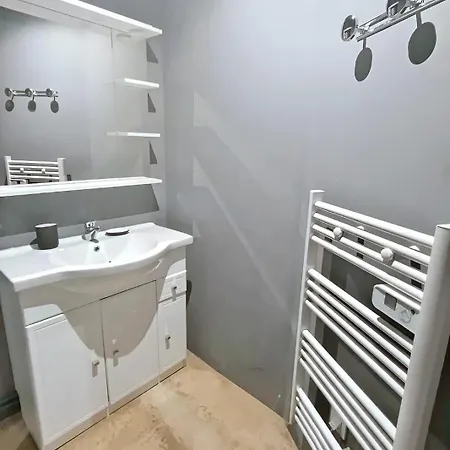 1, Rdc De 25m2, Climatise Dans Un Immeuble Au Charme Historique *